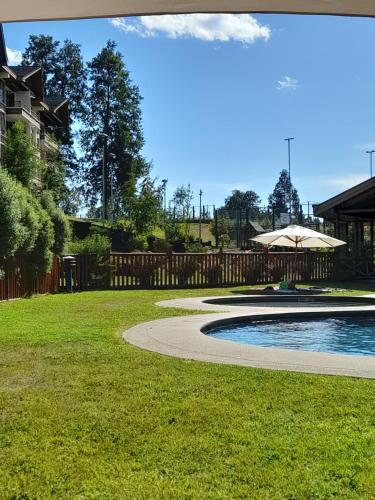 Piscina di CONDOMINIO LOS CASTAÑOS ALICURA, PUCÓN, departamento 2 dormitorios, 1 baño, estacionamiento, piscina o nelle vicinanze