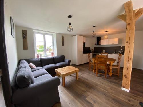 un salon avec un canapé et une table dans l'établissement Au clos du seltzbach, à Hoffen