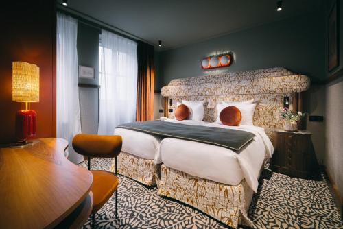- une chambre avec un grand lit dans l'établissement 1,75 Paris La Sève, à Paris
