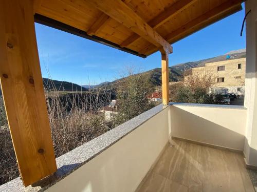 - une vue depuis le balcon d'une maison dans l'établissement Großes und schönes Zimmer mit Balkon, à Çorovodë