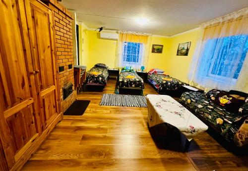 Kulli Pesa في Puka: غرفة معيشة مع العديد من الأرائك في غرفة