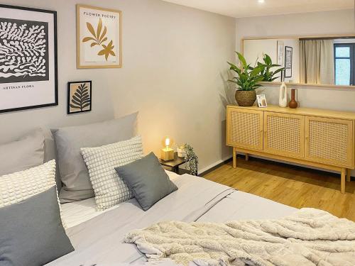 a bedroom with a bed and a table with a plant at Gemütliche Oase in der Innenstadt, zwei Minuten zum Rathaus in Augsburg