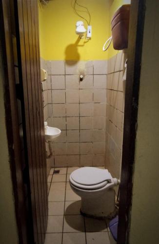 ein Bad mit einem WC und einem Waschbecken in der Unterkunft Flat Av Golfinhos in Pipa
