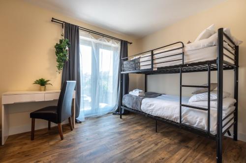 Divstāvu gulta vai divstāvu gultas numurā naktsmītnē Apartment with free P for Van.