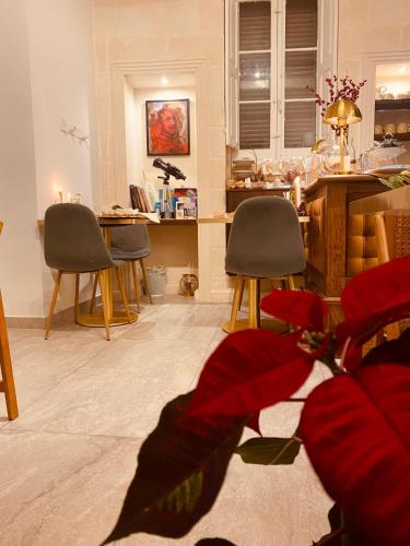 a living room with two chairs and a table at Casa Maria Tereza in Cospicua