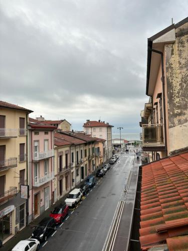 une rue de la ville avec des voitures et des bâtiments en stationnement dans l'établissement White Love Versilia, à Viareggio