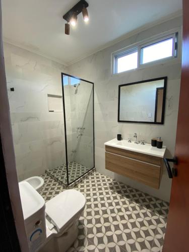 La salle de bains est pourvue d'une douche, de toilettes et d'un lavabo. dans l'établissement Monoambiente La Paz, à La Paz