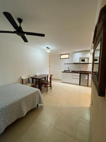 Cet appartement comprend une chambre avec un lit et une cuisine avec une table. dans l'établissement Monoambiente La Paz, à La Paz