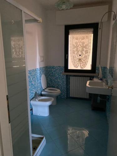 uma casa de banho com um WC, um lavatório e uma janela em 731 Reasons For Back em Cerea