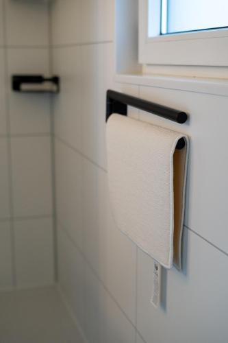 a roll of paper towel hanging from a window in a bathroom at Huisje Novea in Harderwijk
