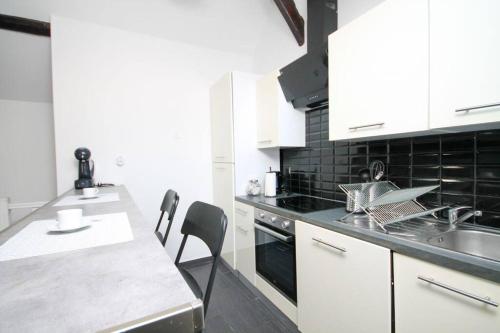 Dapur atau dapur kecil di Magnifique Appart Cosy Tram 4pers Gare Wifi