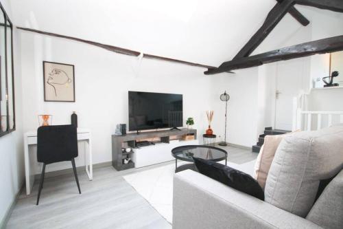 ein Wohnzimmer mit einem Sofa und einem Glastisch in der Unterkunft Magnifique Appart Cosy Tram 4pers Gare Wifi in Pierrefitte-sur-Seine