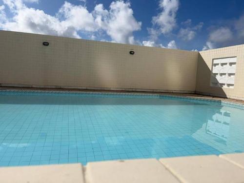 een zwembad voor een gebouw bij Ap centro Convenções 3Q in Salvador