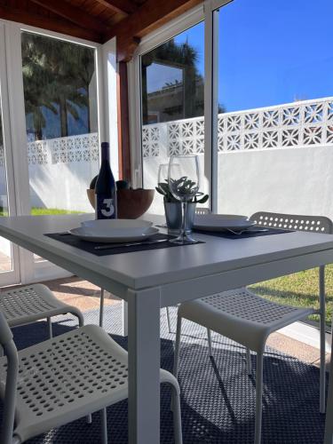 un tavolo e delle sedie su una veranda protetta con un tavolo e delle sedie di Casa Mesa del Mar Tenerife a Tacoronte