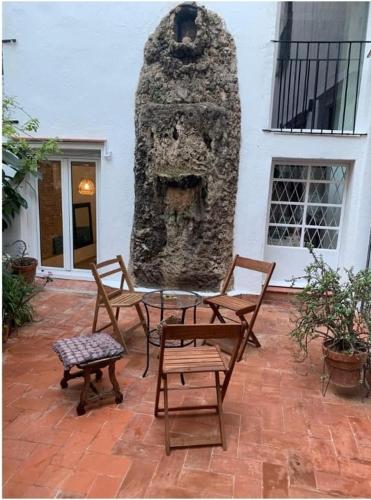 un patio con mesa y 2 sillas y un edificio en HABITACIÓN PARA DOS EN BARCELONA en Barcelona