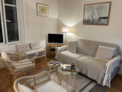 Televízia a/alebo spoločenská miestnosť v ubytovaní Les Bains de Trouville