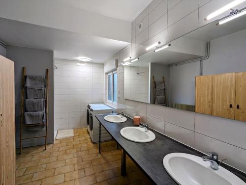 baño con 3 lavabos y espejo grande en Spacieux gîte à la ferme proche Beauvais, en Auchy-la-Montagne