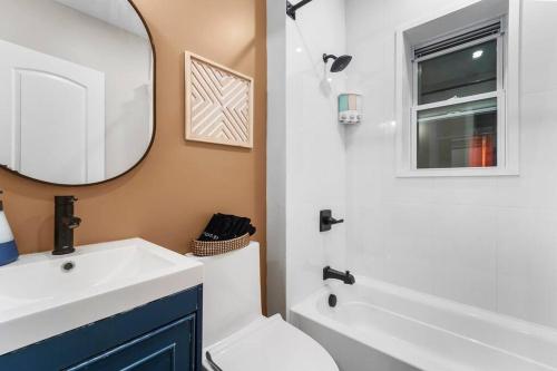 ein Badezimmer mit einem weißen Waschbecken und einem Spiegel in der Unterkunft 2 Cali King bds (Save on 3Day) Close NY & Train in Newark