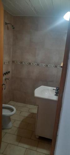 łazienka z umywalką i toaletą w obiekcie Ph w mieście Las Toninas