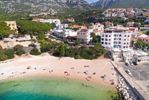 an aerial view of a beach with people on it at BUE MARINO Hotel & Roof Lounge in Cala Gonone