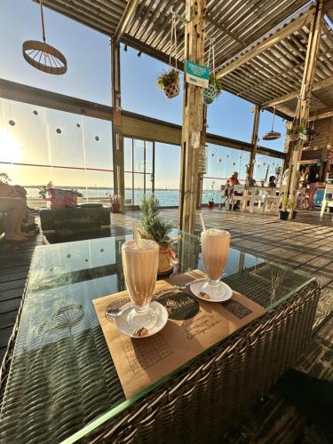 una mesa de cristal con dos vasos encima. en Dpto en Resort Laguna del Mar frente al mar 2D2B, en La Serena