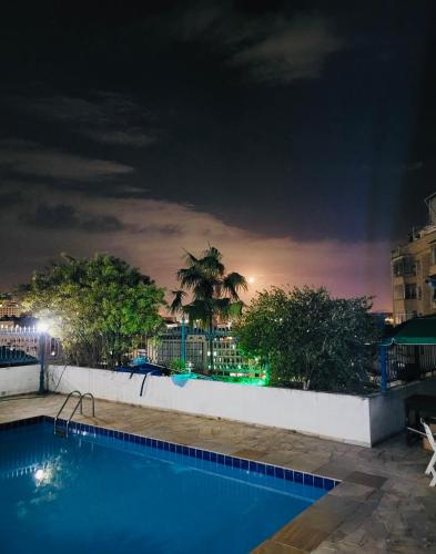 a view of a swimming pool at night at Hostel Sunrise in Rio de Janeiro
