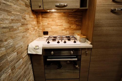 a stove top oven in a small kitchen at Appartamento a due passi dal mare in Bordighera