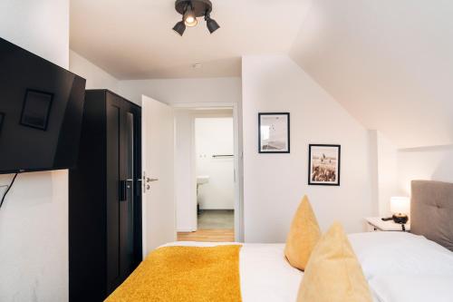 a bedroom with a bed and a ceiling fan at Tor zur Altstadt in Husum