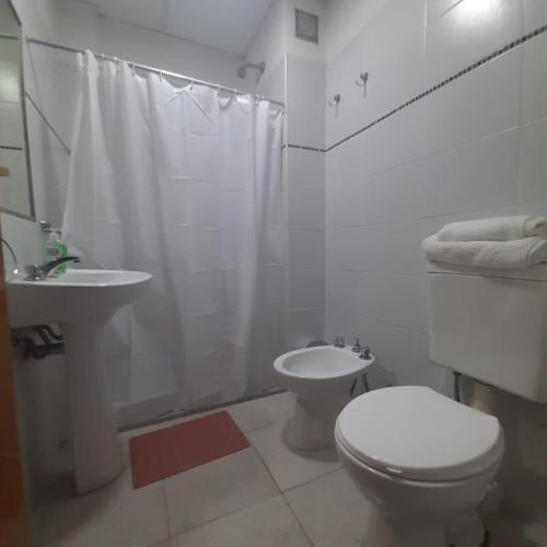 uma casa de banho branca com um WC e um lavatório em TEMPORARIO RIVADAVIA em Corrientes