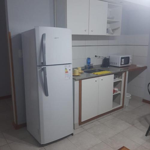 uma cozinha com um frigorífico branco e um balcão em TEMPORARIO RIVADAVIA em Corrientes