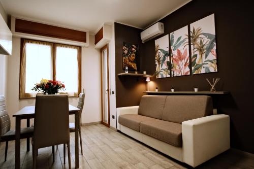 a living room with a couch and a table at Appartamento a due passi dal mare in Bordighera