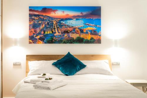 ein Schlafzimmer mit einem großen weißen Bett mit Handtüchern darauf in der Unterkunft La Grande Bellezza in Neapel