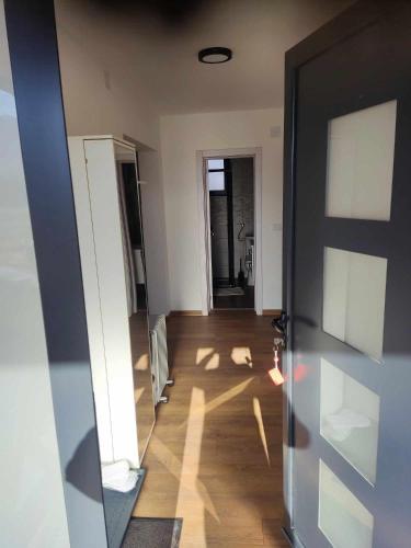 an empty room with a door and a hallway at Apartmani Zavičaj Gornja Trešnjica in Ljubovija
