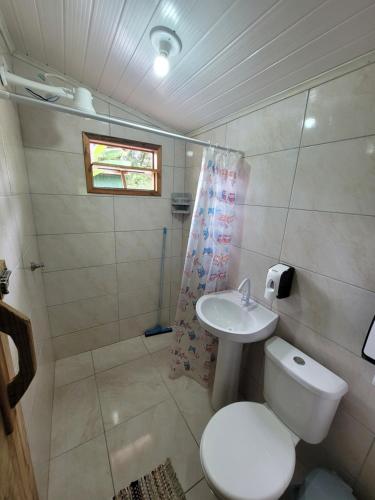 a bathroom with a toilet and a sink at Pousada e Camping do Clodo in Ilha do Mel