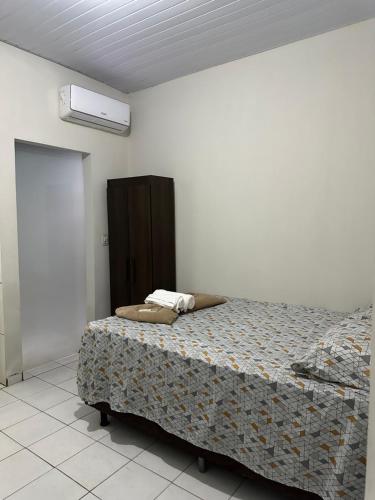 ein Schlafzimmer mit einem Bett in einem Zimmer in der Unterkunft Flat Davisis 4 - Rodoviária Faculdades e Aeroporto in Palmas