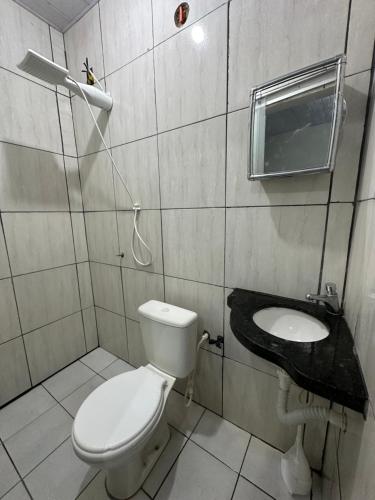 ein Bad mit einem WC und einem Waschbecken in der Unterkunft Flat Davisis 4 - Rodoviária Faculdades e Aeroporto in Palmas