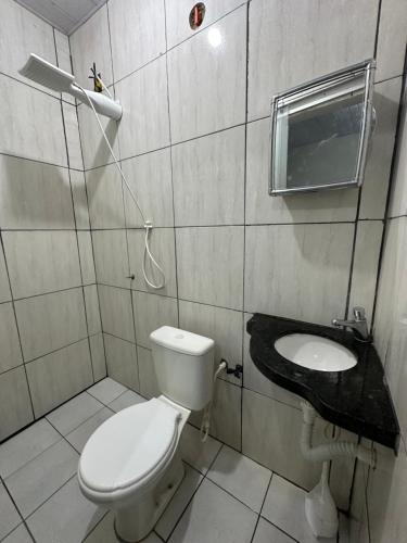 ein Badezimmer mit Toilette und Waschbecken in der Unterkunft Flat Davisis 4 - Rodoviária Faculdades e Aeroporto in Palmas