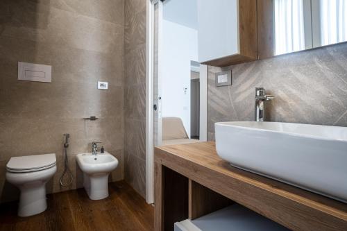 ein Badezimmer mit einem weißen Waschbecken und einem WC in der Unterkunft La Grande Bellezza in Neapel