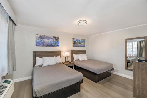 Katil atau katil-katil dalam bilik di Rodeway Inn Stockton Highway 99
