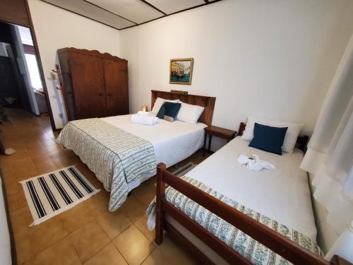 dwa łóżka w pokoju z dwoma łóżkami w obiekcie ÉCOisa de Chácara - Casa de Vidro, Casa de Campo w mieście Morretes