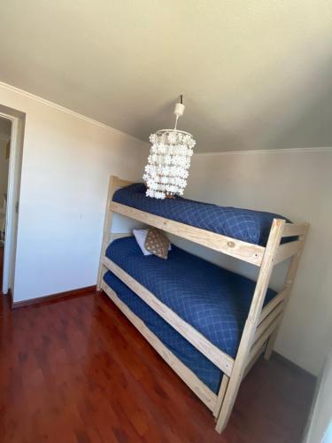 a bunk bed in a room with a chandelier at Departamento en Valparaíso in Valparaíso