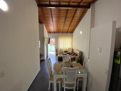 sala de estar con mesa, sillas y sofá en Hermoso Apartamento en San Gil en San Gil