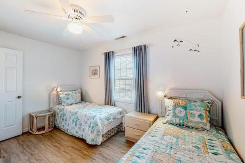 um quarto com 2 camas e uma janela em Ocean City Townhome by Beach Bayside em Ocean City