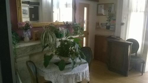 A seating area at Windsor Hotel 