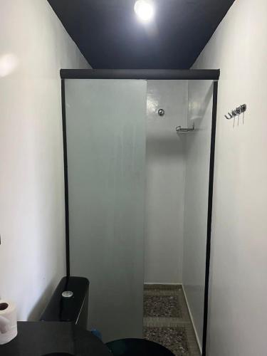 Bilik mandi di Pousada Coral Negro