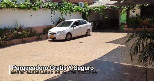 um carro branco estacionado numa garagem em Hotel Casablanca de Santodomingo em Aguachica