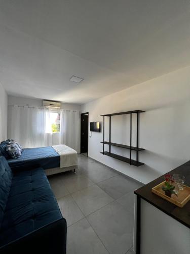 佛羅安那波里的住宿－Pousada tamatoa，客厅配有床和沙发