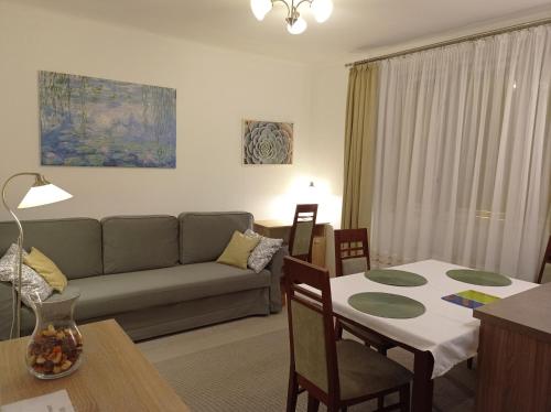 - un salon avec un canapé et une table dans l'établissement Zsuzsa Apartman, à Budapest