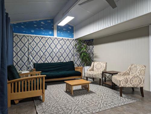 Ruang duduk di Modern Luxe Family & Groups Friendly Bungalow with Patio & Workspace