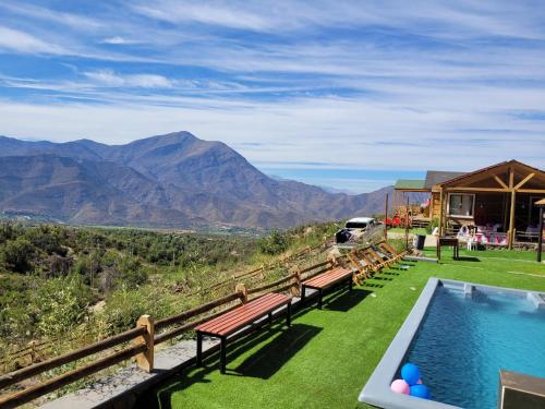 une maison avec une piscine et une vue sur les montagnes dans l'établissement Casa de montaña San Francisco, à Los Andes